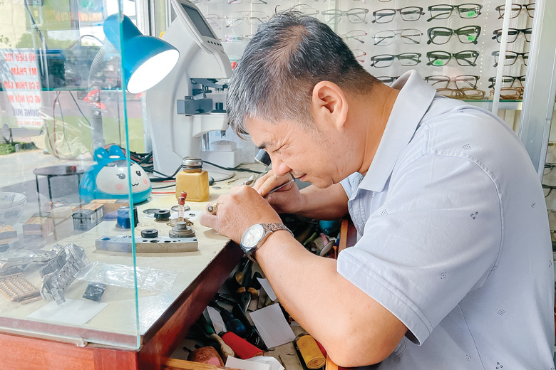 Kính lúp sửa đồng hồ - Vật dụng cần thiết cho thợ sửa đồng hồ