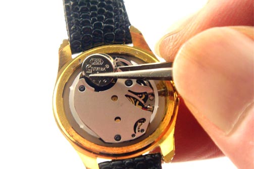 Cách thay pin đồng hồ tại nhà 34 Cách thay pin đồng hồ tại nhà