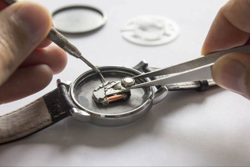 Cách thay pin đồng hồ tại nhà 36 Cách thay pin đồng hồ tại nhà