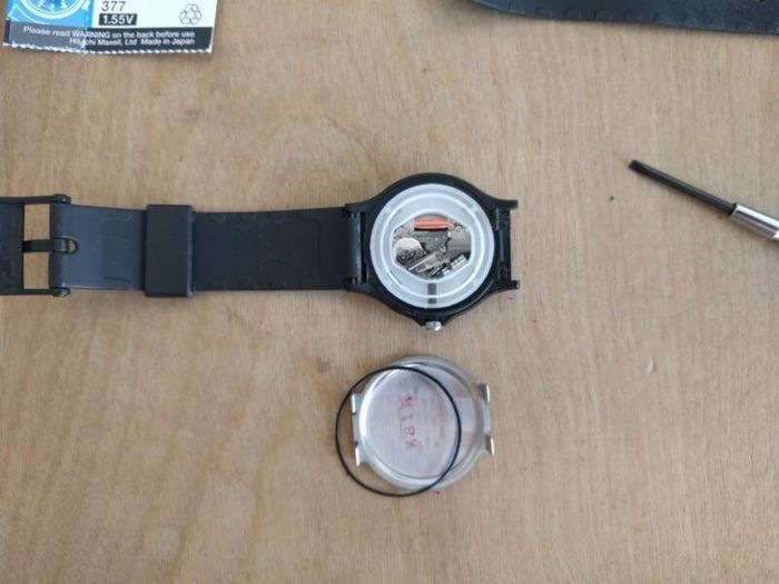 Cách thay pin đồng hồ tại nhà 32 Cách thay pin đồng hồ tại nhà