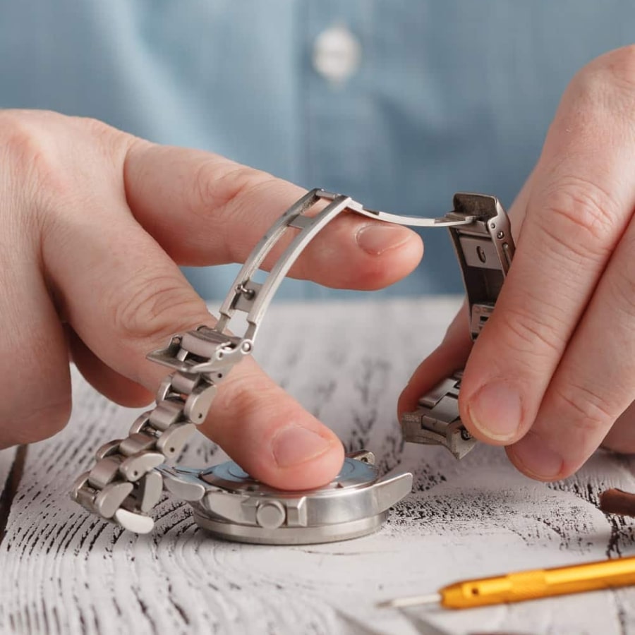 Cách thay pin đồng hồ tại nhà 27 Cách thay pin đồng hồ tại nhà