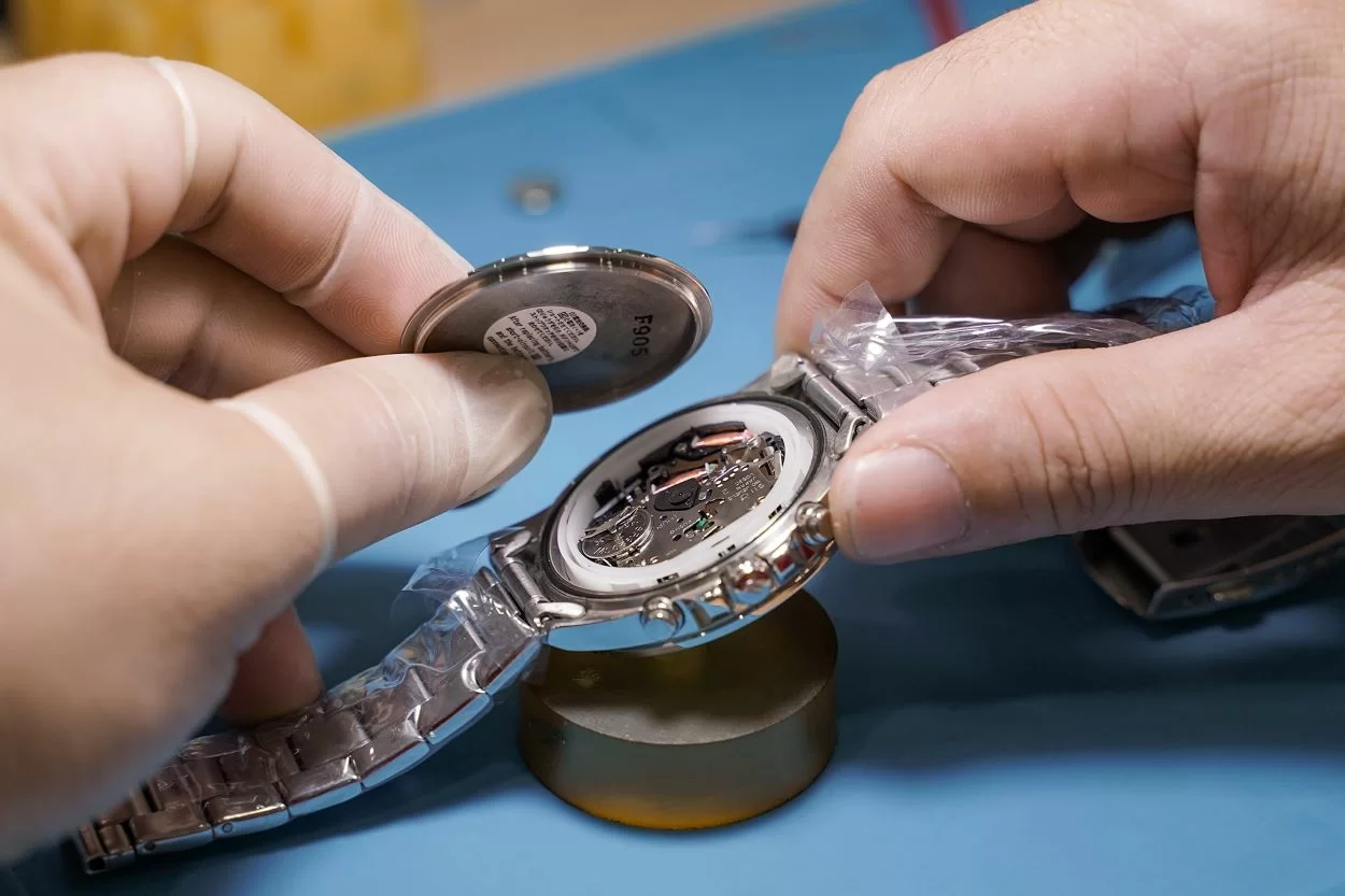 Cách thay pin đồng hồ tại nhà 29 Cách thay pin đồng hồ tại nhà