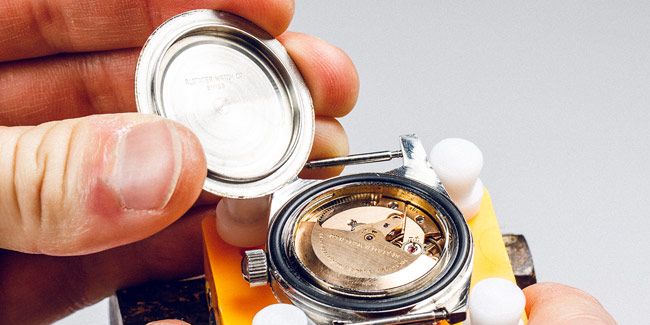 Hướng dẫn thay pin đồng hồ cho người mới bắt đầu 10 Remove-Watch-Caseback-gear-patrol-lead-feature