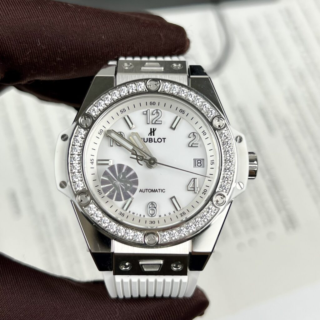 Thay dây cao su đồng hồ Hublot chính hãng Đảm bảo chất lượng 8 Thay dây cao su đồng hồ Hublot chính hãng Đảm bảo chất lượng
