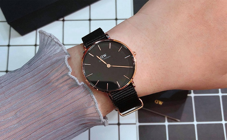 Đồng hồ đeo tay nữ DW - Sự kết hợp hoàn hảo giữa thời trang và chất lượng 10 Đồng hồ đeo tay nữ DW - Sự kết hợp hoàn hảo giữa thời trang và chất lượng