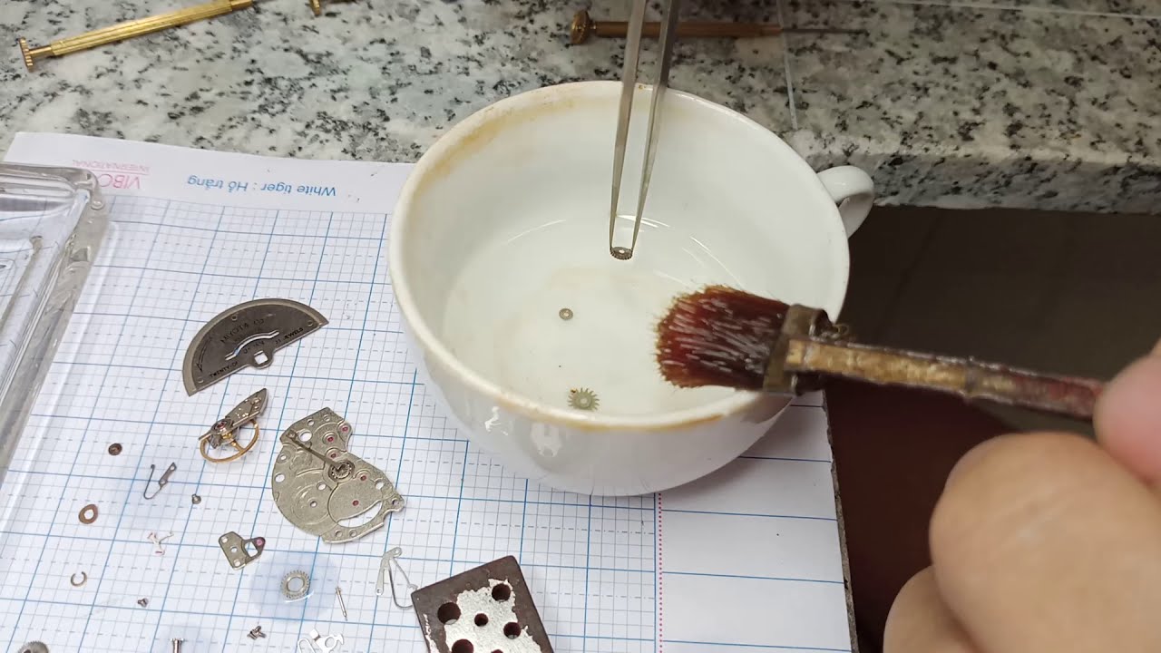 Lau dầu đồng hồ Tất tần tật về việc lau dầu cho chiếc đồng hồ của bạn 12 Lau dầu đồng hồ Tất tần tật về việc lau dầu cho chiếc đồng hồ của bạn