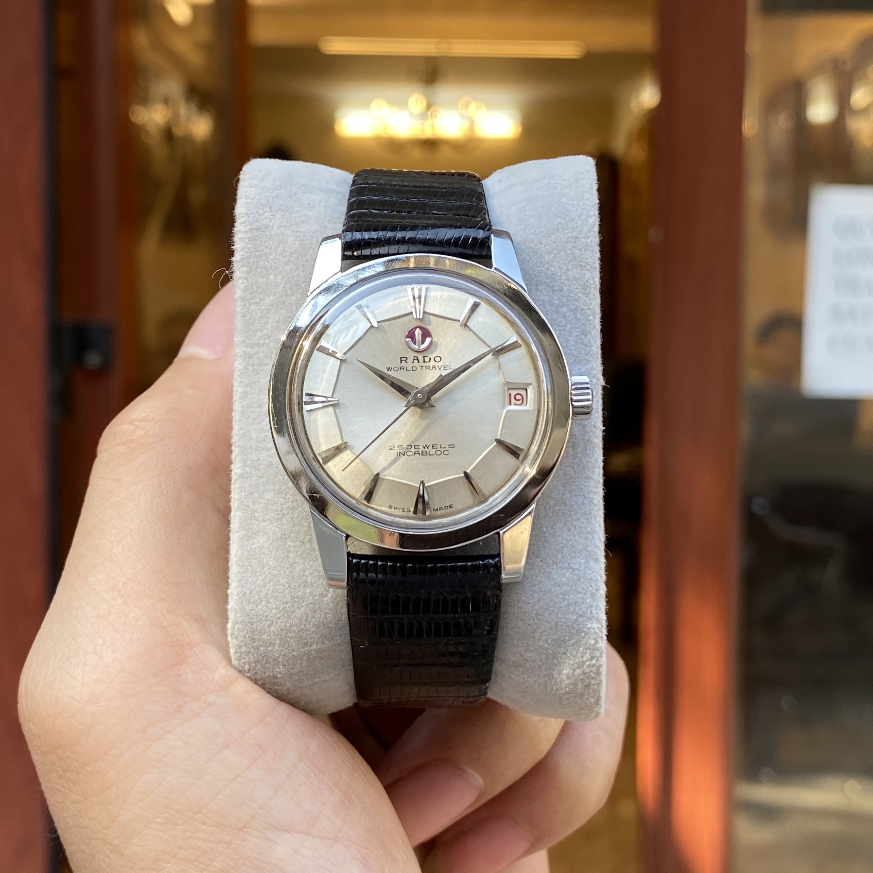 Giá Đồng Hồ Rado bao nhiêu? khám phá vẻ đẹp của chiếc đồng hồ Rado 8 Khám Phá Thế Giới Đồng Hồ Rado – Vẻ Đẹp Vượt Thời Gian