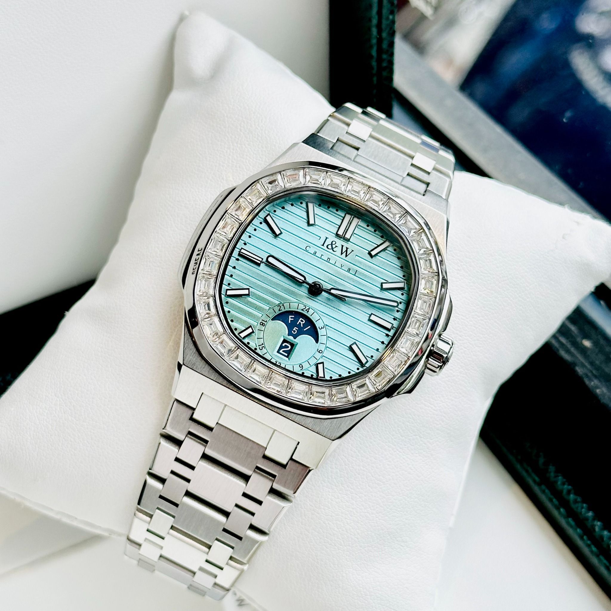 Đồng hồ Carnival Xuất xứ từ đâu? 9 Đồng hồ Carnival Xuất xứ từ đâu?