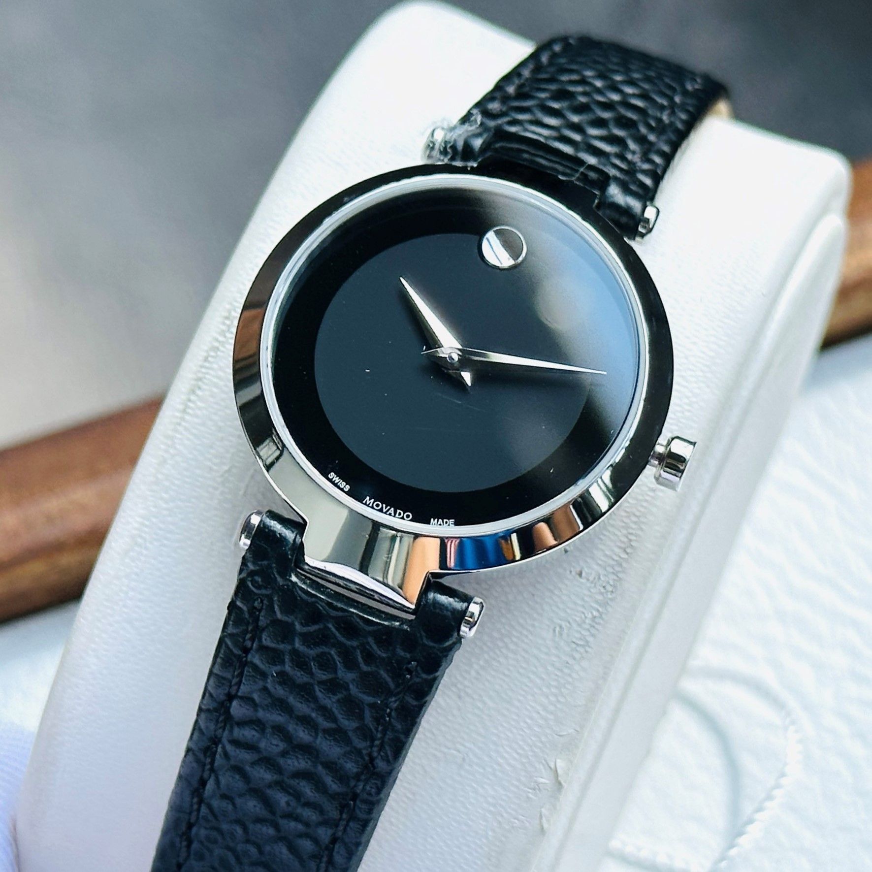 Cách kiểm tra đồng hồ Movado chính hãng