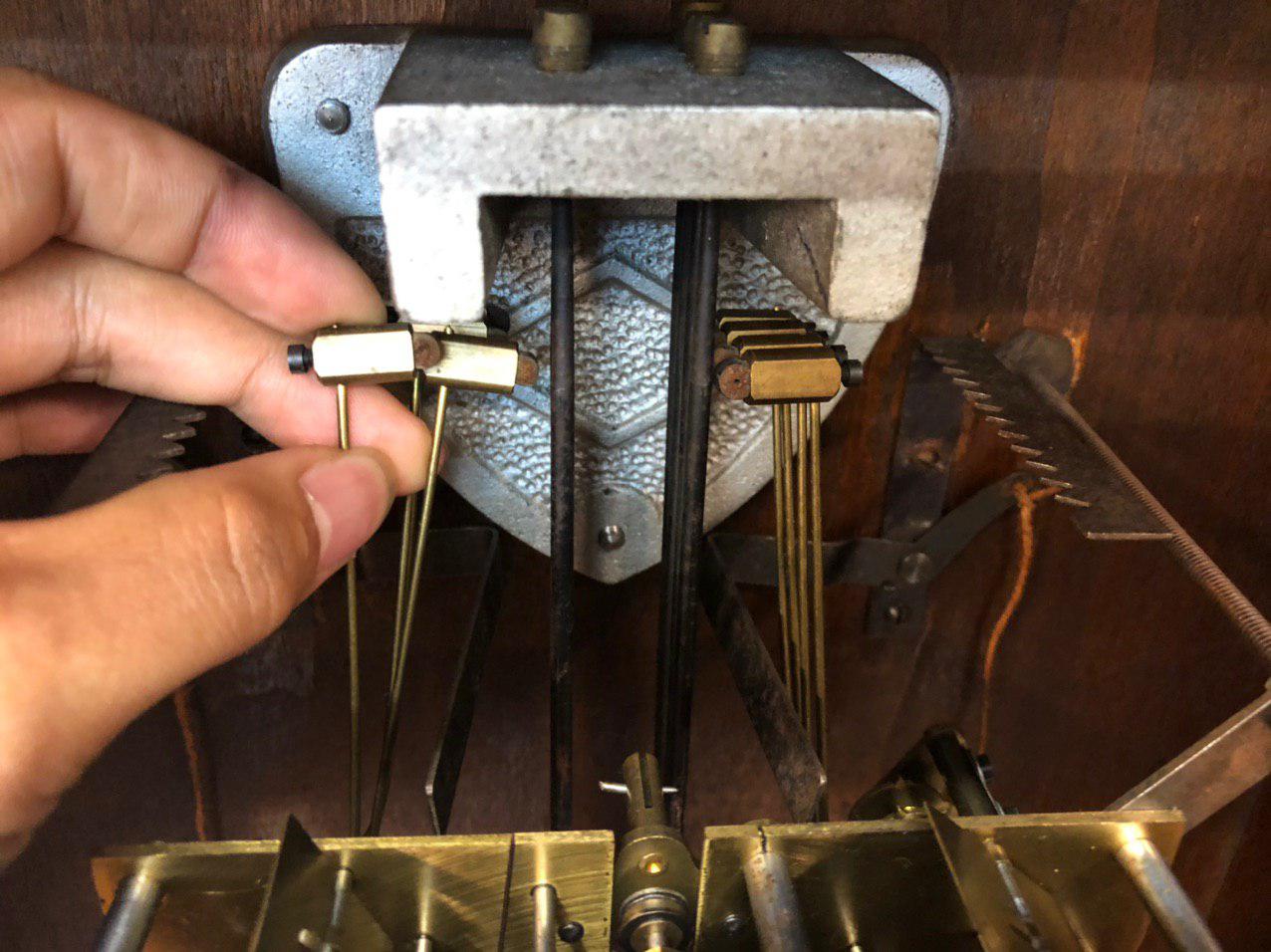 Cách chỉnh chuông đồng hồ quả lắc 22 Cách chỉnh chuông đồng hồ quả lắc
