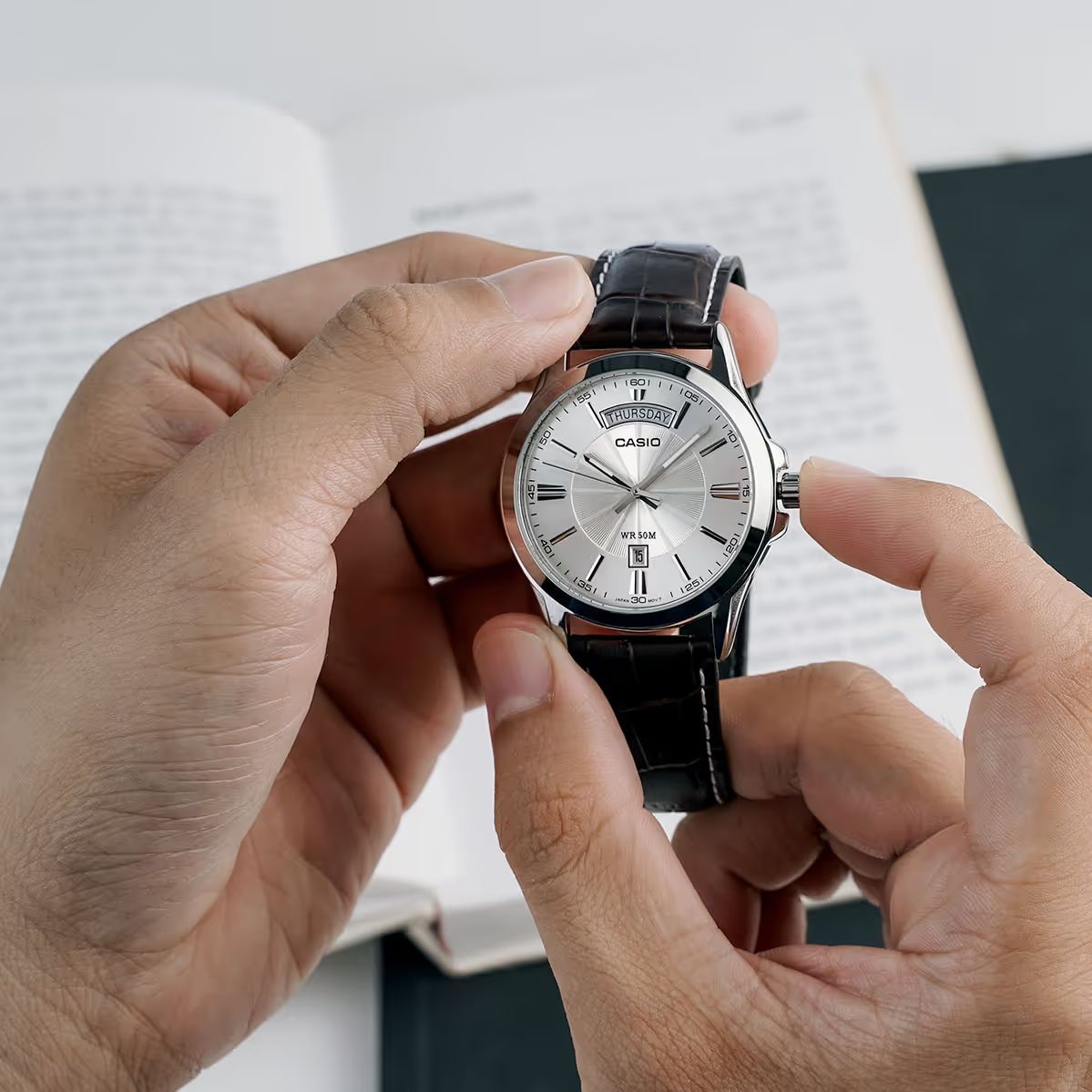 Đồng hồ Casio nam dây da – Vẻ đẹp lịch lãm vượt thời gian 13 Đồng hồ Casio nam dây da – Vẻ đẹp lịch lãm vượt thời gian